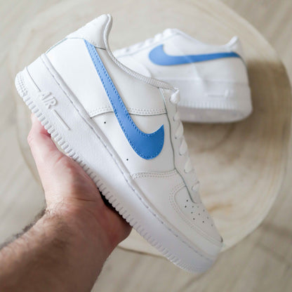 Nike Air Force 1 custom avec Swoosh bleu uni – design simple et épuré