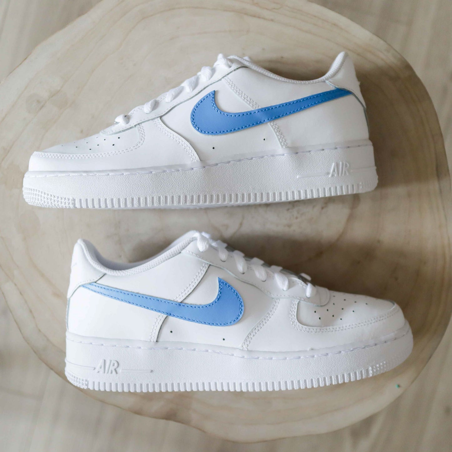 Nike Air Force 1 custom avec Swoosh bleu uni – design simple et épuré