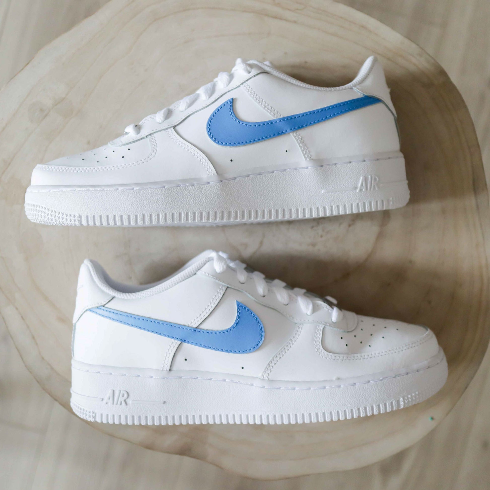 Nike Air Force 1 custom avec Swoosh bleu uni – design simple et épuré