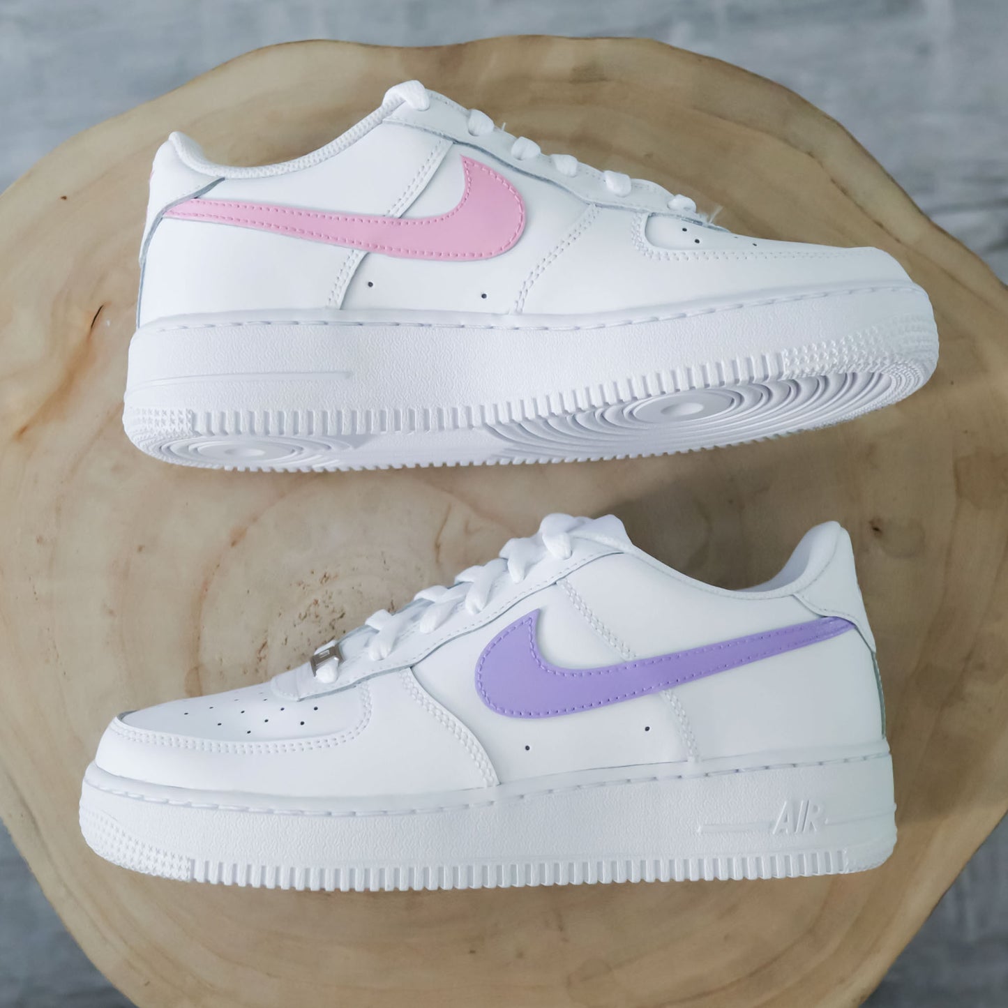Nike Air Force 1 custom pastel avec Swoosh rose sur un pied et lila sur l'autre – modèle Color Flip
