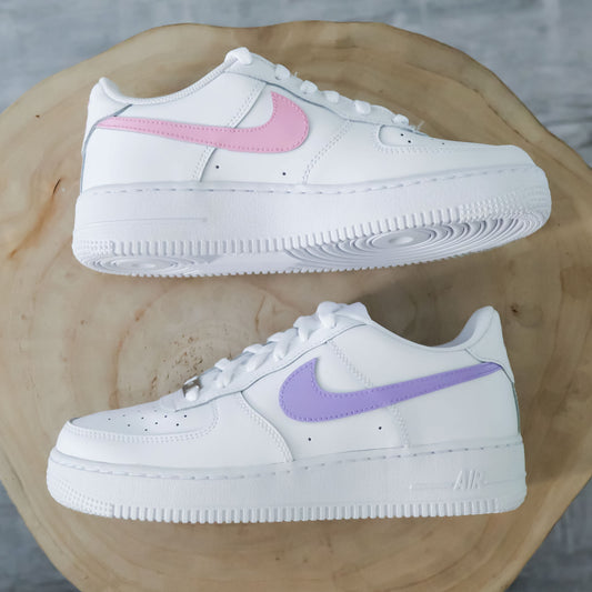 Nike Air Force 1 custom pastel avec Swoosh rose sur un pied et lila sur l'autre – modèle Color Flip