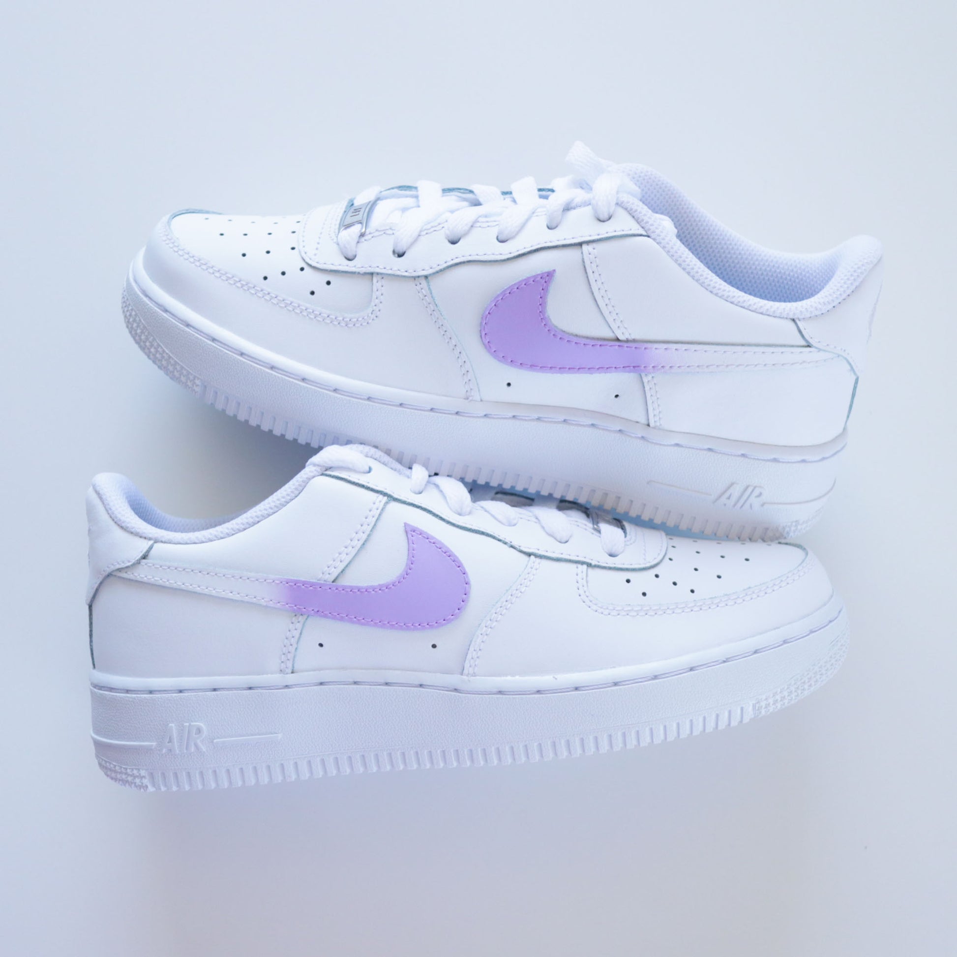 Nike Air Force 1 custom blanche avec swoosh violet lila pastel, sneakers femme personnalisée lavande clair