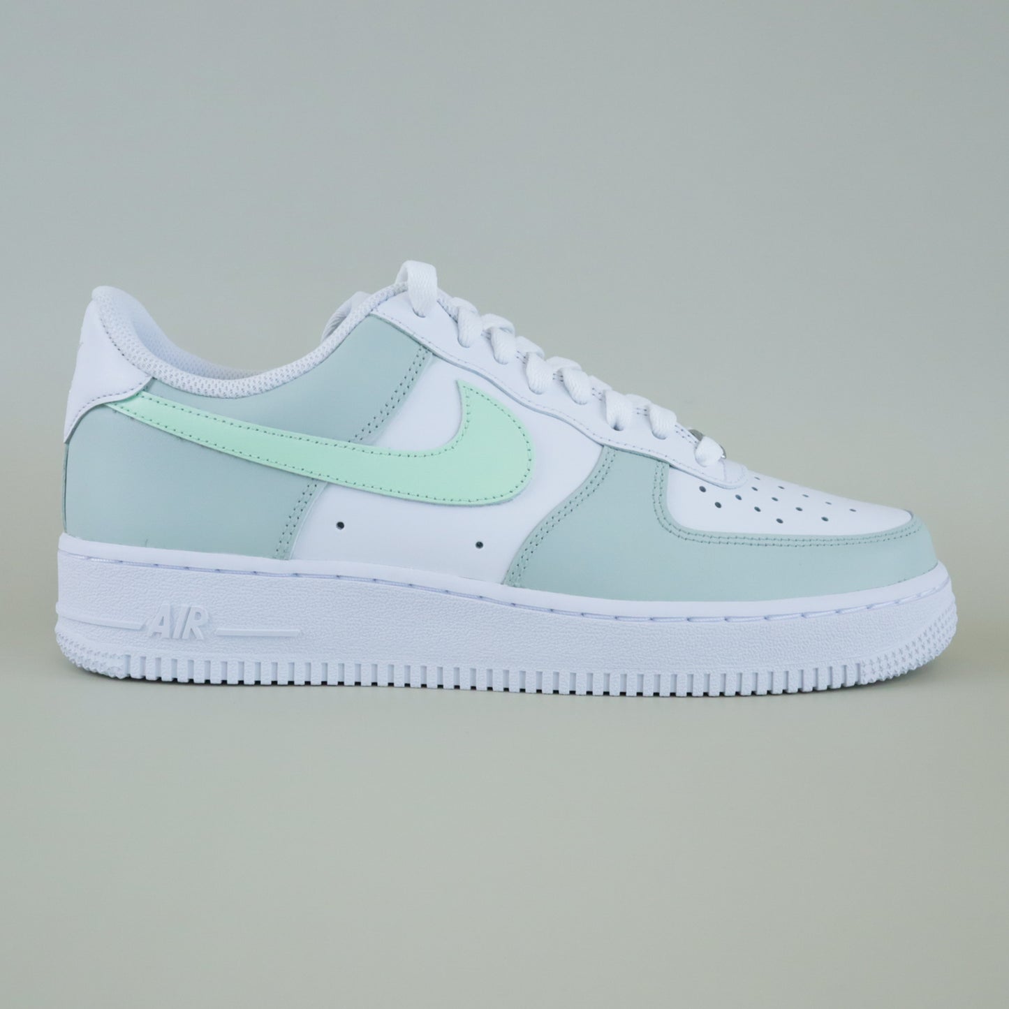 nike air force 1 custom vert pastel sneakers personnalisées pour femme nike vert sauge et vert de gris af1 