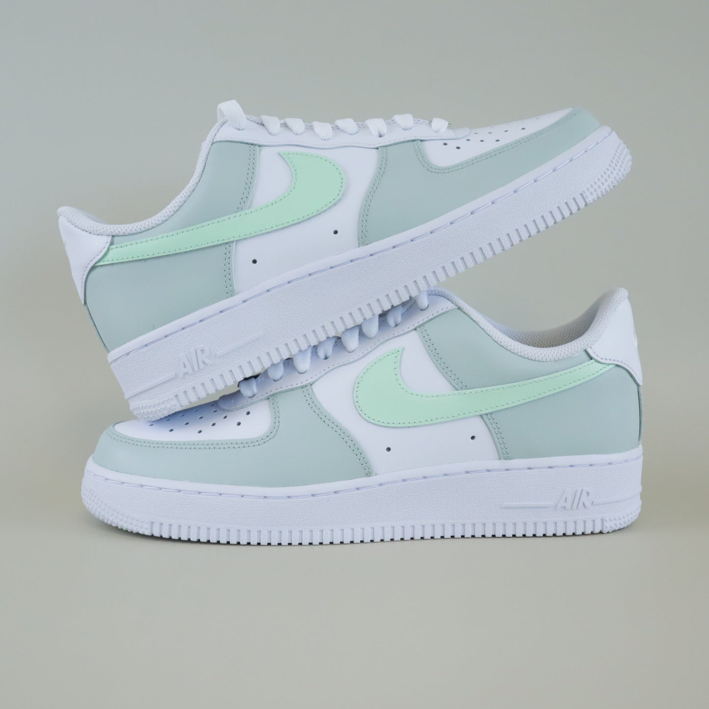 nike air force 1 custom vert pastel sneakers personnalisées pour femme nike vert sauge et vert de gris af1 