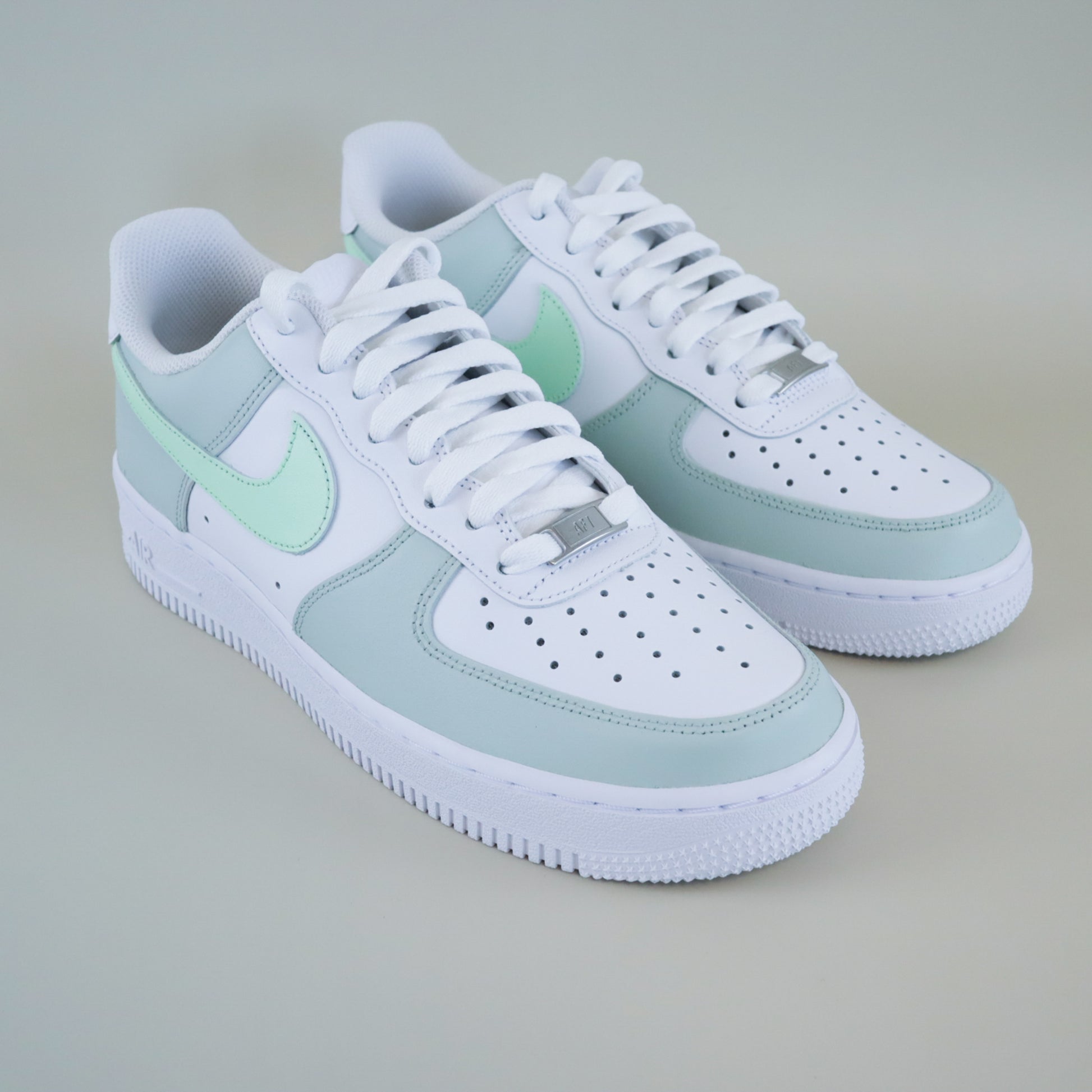 nike air force 1 custom vert pastel sneakers personnalisées pour femme nike vert sauge et vert de gris af1 