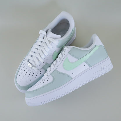 nike air force 1 custom vert pastel sneakers personnalisées pour femme nike vert sauge et vert de gris af1 