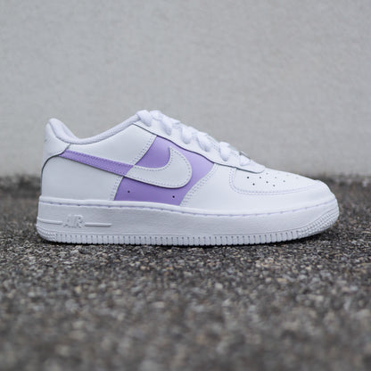 Nike Air Force 1 custom peinte violet pastel sur les côtés extérieurs – modèle femme/enfant