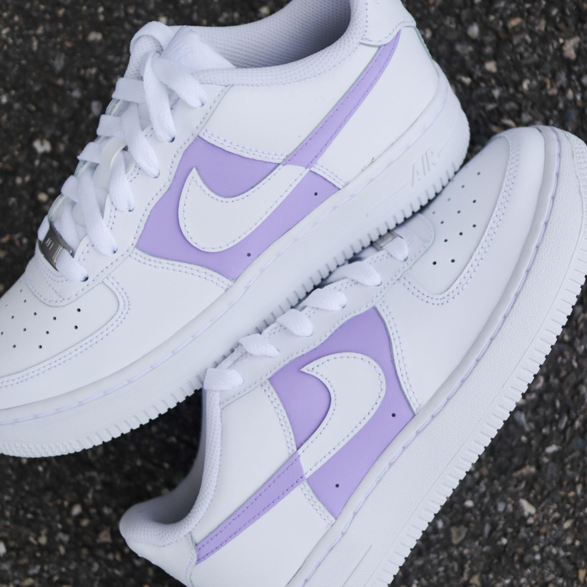 Nike Air Force 1 custom peinte violet pastel sur les côtés extérieurs – modèle femme/enfant