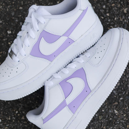 Nike Air Force 1 custom peinte violet pastel sur les côtés extérieurs – modèle femme/enfant