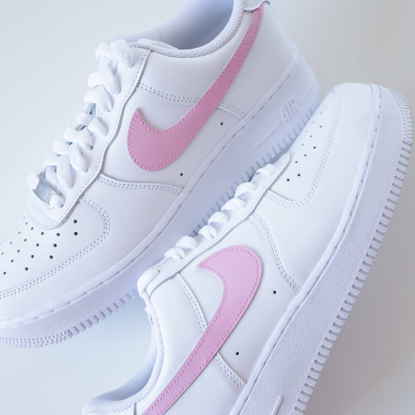 nike air force 1 rose pastel baskets custom barbie pour femme et enfants sneakers personnalisées