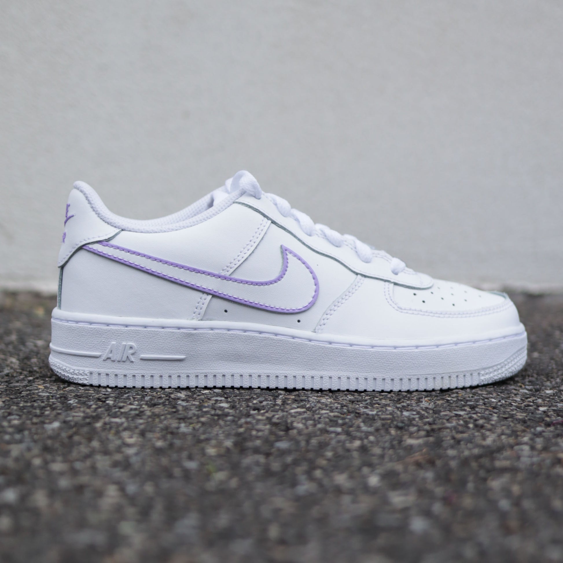 Nike Air Force 1 custom blanche avec Swoosh violet pastel nike pastel pour femme air force custom pas cher baskets custom pas cher