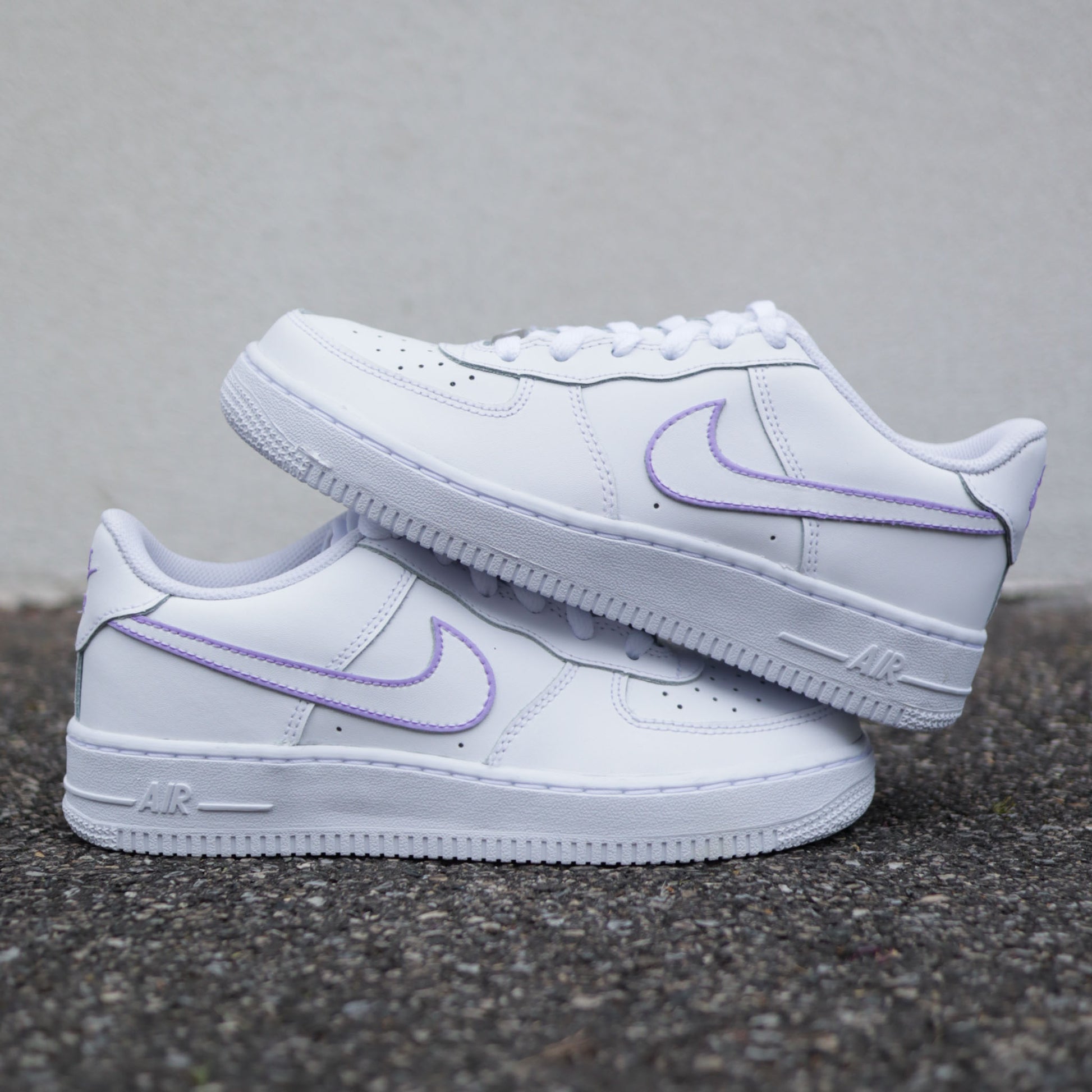 Nike Air Force 1 custom blanche avec Swoosh violet pastel nike pastel pour femme air force custom pas cher baskets custom pas cher