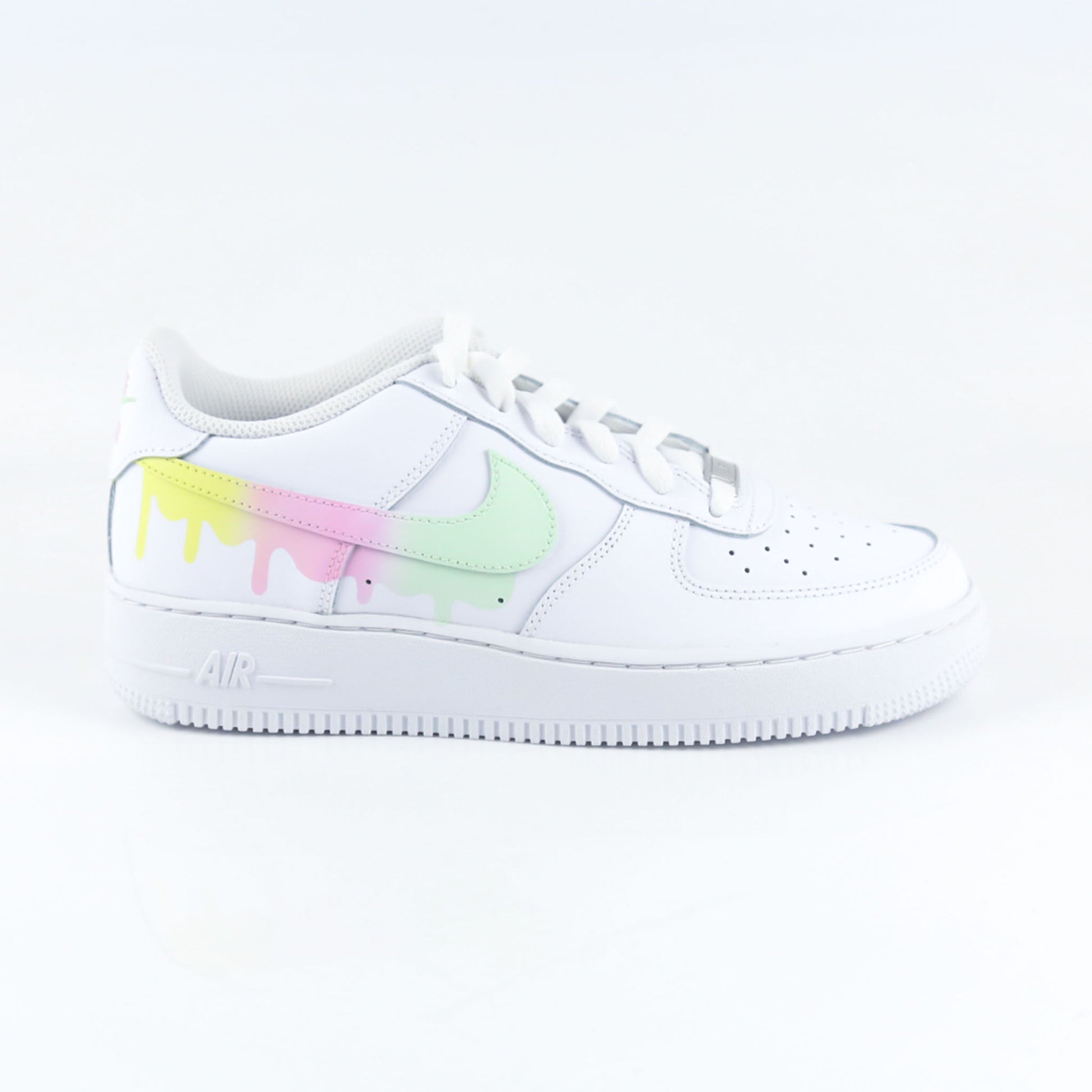 Nike Air Force 1 custom blanche en cuir premium avec Swoosh dégradé pastel jaune rose et vert effet drip dégoulinant, sneakers streetwear unisex peintes à la main au design unique et coloré pour style urbain tendance