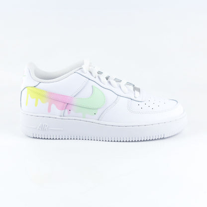 Nike Air Force 1 custom blanche en cuir premium avec Swoosh dégradé pastel jaune rose et vert effet drip dégoulinant, sneakers streetwear unisex peintes à la main au design unique et coloré pour style urbain tendance