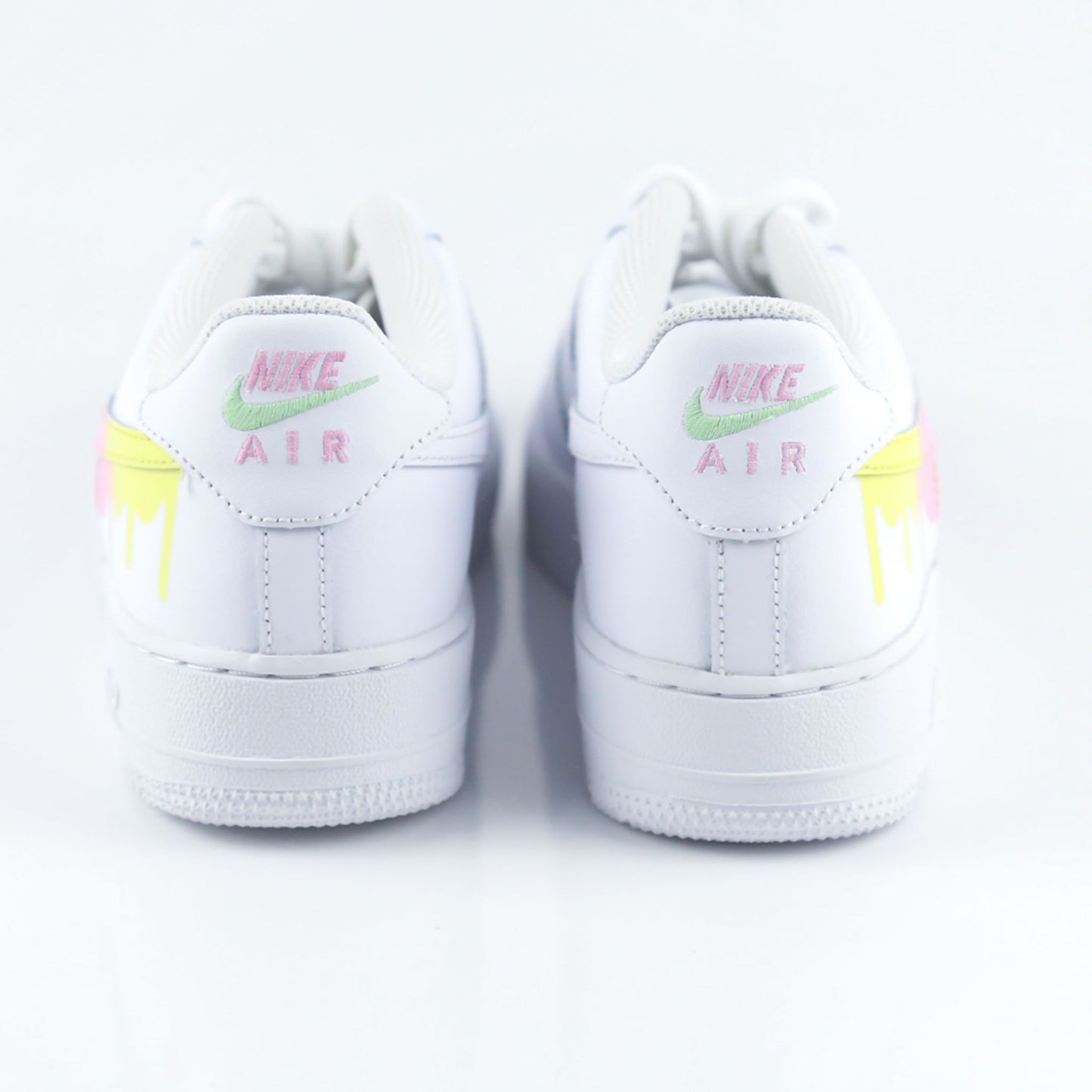 Nike Air Force 1 custom blanche en cuir premium avec Swoosh dégradé pastel jaune rose et vert effet drip dégoulinant, sneakers streetwear unisex peintes à la main au design unique et coloré pour style urbain tendance
