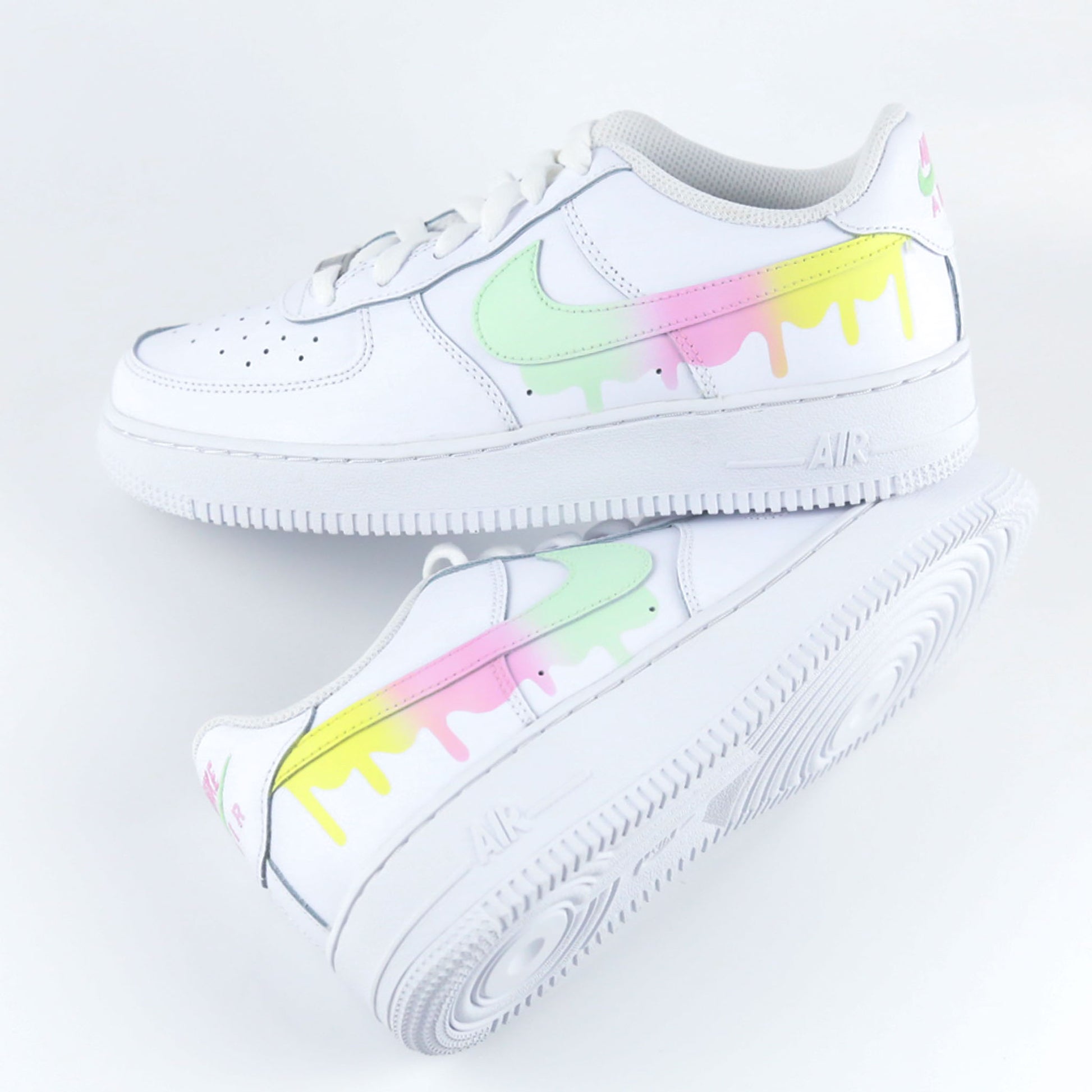 Nike Air Force 1 custom blanche en cuir premium avec Swoosh dégradé pastel jaune rose et vert effet drip dégoulinant, sneakers streetwear unisex peintes à la main au design unique et coloré pour style urbain tendance