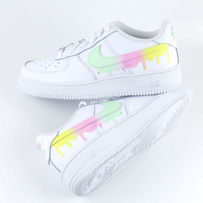 Nike Air Force 1 custom blanche en cuir premium avec Swoosh dégradé pastel jaune rose et vert effet drip dégoulinant, sneakers streetwear unisex peintes à la main au design unique et coloré pour style urbain tendance