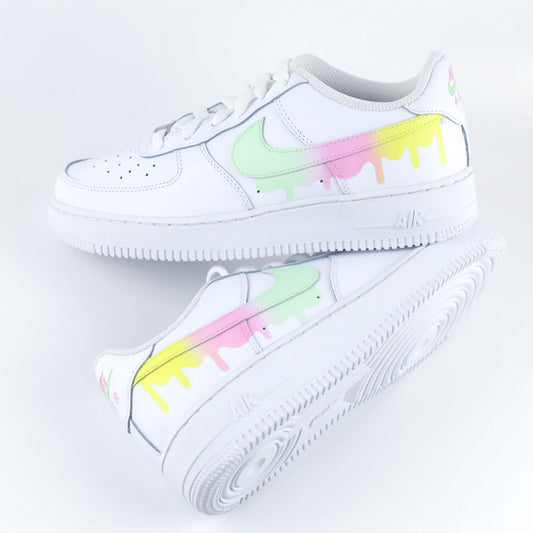 Nike Air Force 1 custom blanche en cuir premium avec Swoosh dégradé pastel jaune rose et vert effet drip dégoulinant, sneakers streetwear unisex peintes à la main au design unique et coloré pour style urbain tendance