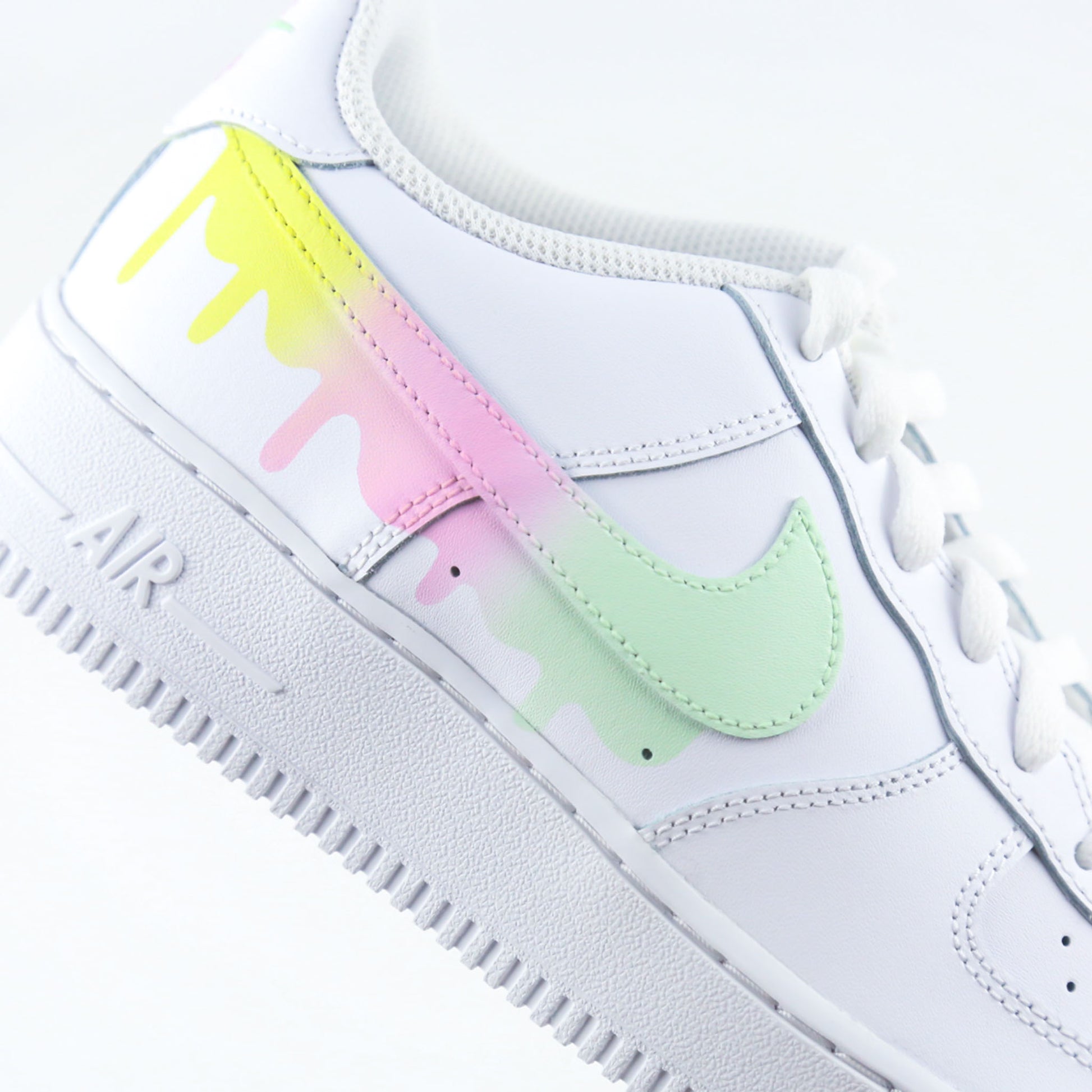 Nike Air Force 1 custom blanche en cuir premium avec Swoosh dégradé pastel jaune rose et vert effet drip dégoulinant, sneakers streetwear unisex peintes à la main au design unique et coloré pour style urbain tendance