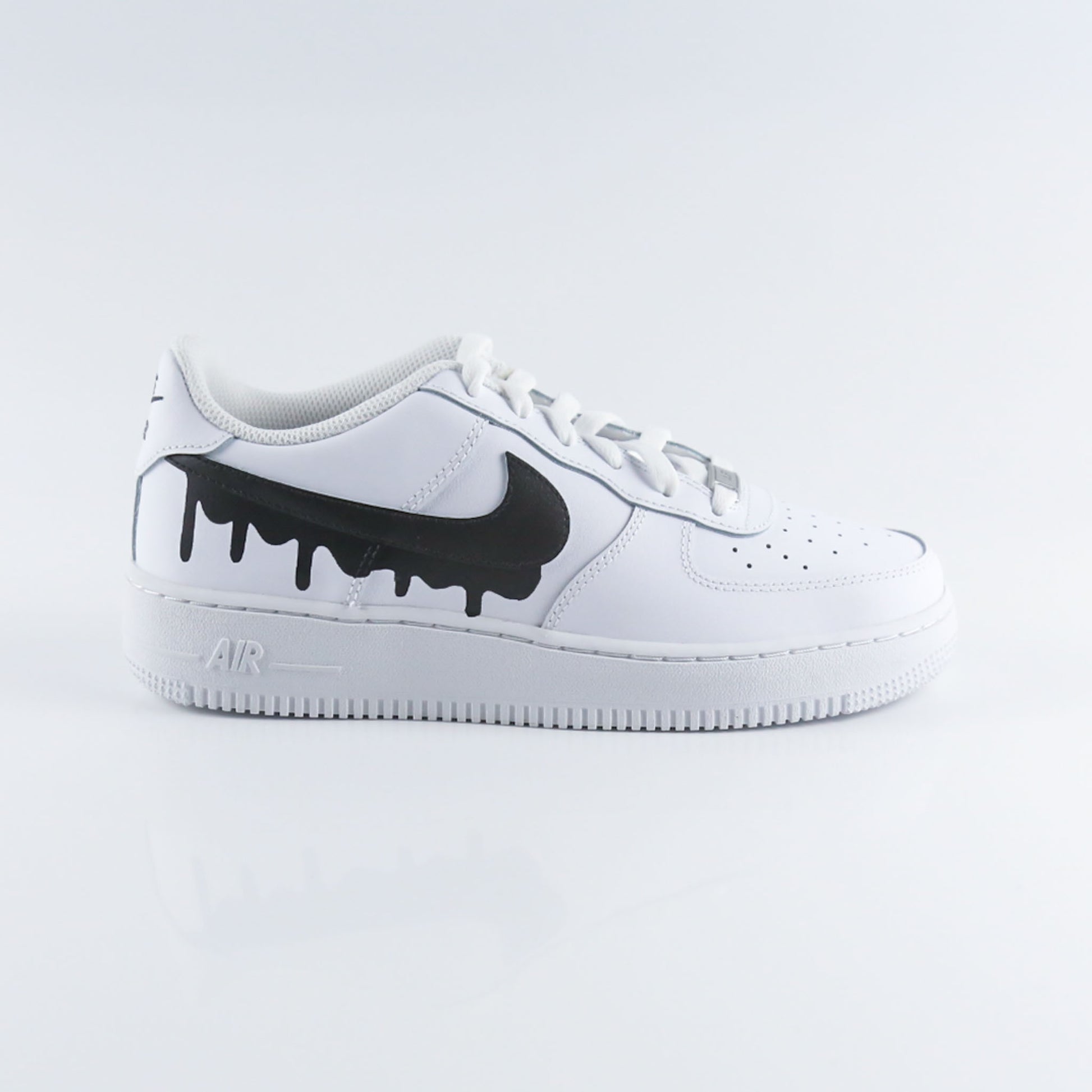 Nike Air Force 1 custom blanche en cuir premium avec Swoosh noir effet drip dégoulinant, sneakers streetwear unisex au design unique et original, chaussures personnalisées peintes à la main pour un style urbain tendance