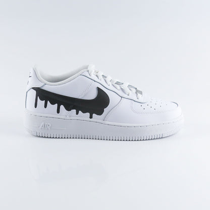 Nike Air Force 1 custom blanche en cuir premium avec Swoosh noir effet drip dégoulinant, sneakers streetwear unisex au design unique et original, chaussures personnalisées peintes à la main pour un style urbain tendance