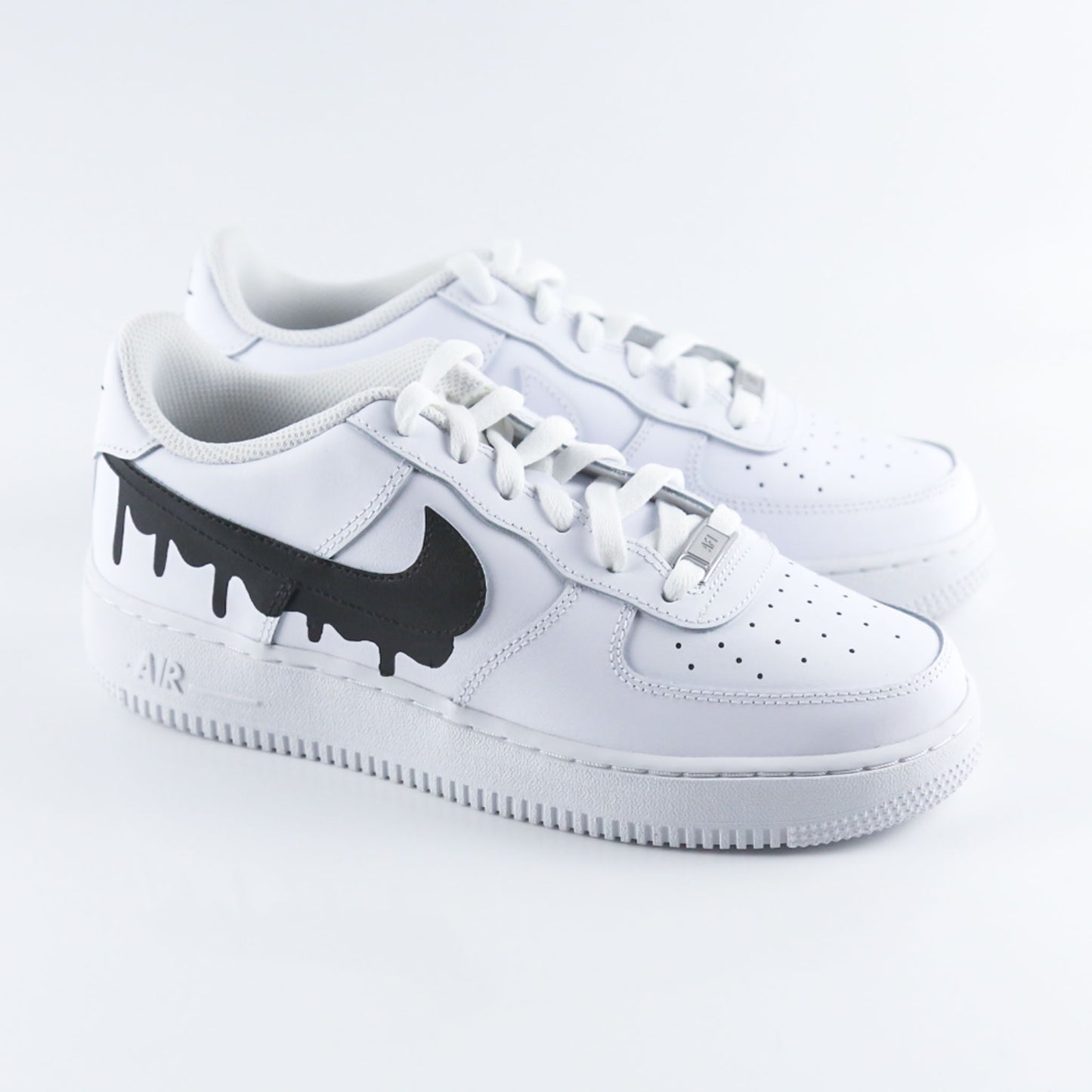 Nike Air Force 1 custom blanche en cuir premium avec Swoosh noir effet drip dégoulinant, sneakers streetwear unisex au design unique et original, chaussures personnalisées peintes à la main pour un style urbain tendance
