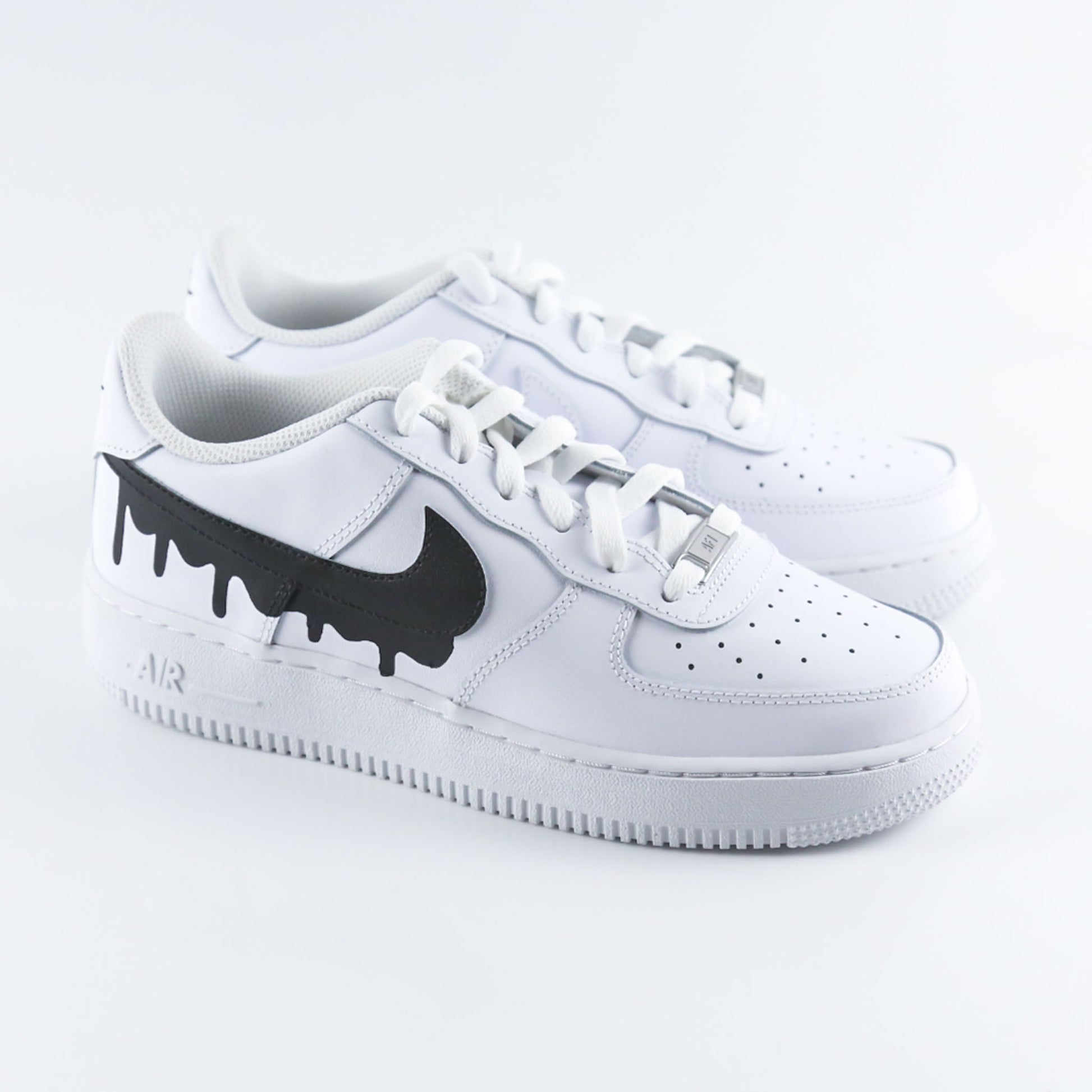 Nike Air Force 1 custom blanche en cuir premium avec Swoosh noir effet drip dégoulinant, sneakers streetwear unisex au design unique et original, chaussures personnalisées peintes à la main pour un style urbain tendance