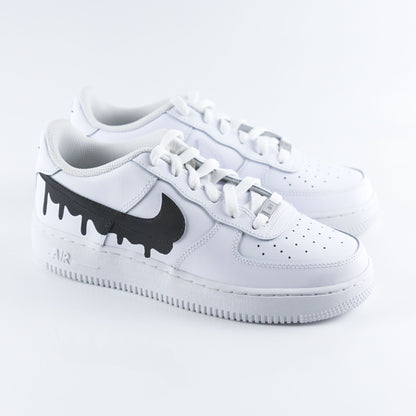 Nike Air Force 1 custom blanche en cuir premium avec Swoosh noir effet drip dégoulinant, sneakers streetwear unisex au design unique et original, chaussures personnalisées peintes à la main pour un style urbain tendance