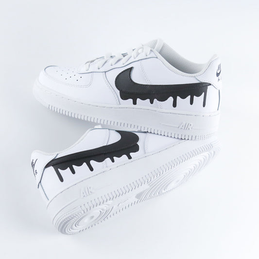 Nike Air Force 1 custom blanche en cuir premium avec Swoosh noir effet drip dégoulinant, sneakers streetwear unisex au design unique et original, chaussures personnalisées peintes à la main pour un style urbain tendance