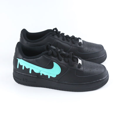 Nike Air Force 1 custom noire peinte à la main avec Swoosh turquoise effet drip dégoulinant, sneakers streetwear unisex en cuir premium, chaussures personnalisées au design exclusif et original pour style urbain tendance