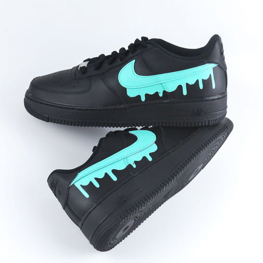 Nike Air Force 1 custom noire peinte à la main avec Swoosh turquoise effet drip dégoulinant, sneakers streetwear unisex en cuir premium, chaussures personnalisées au design exclusif et original pour style urbain tendance