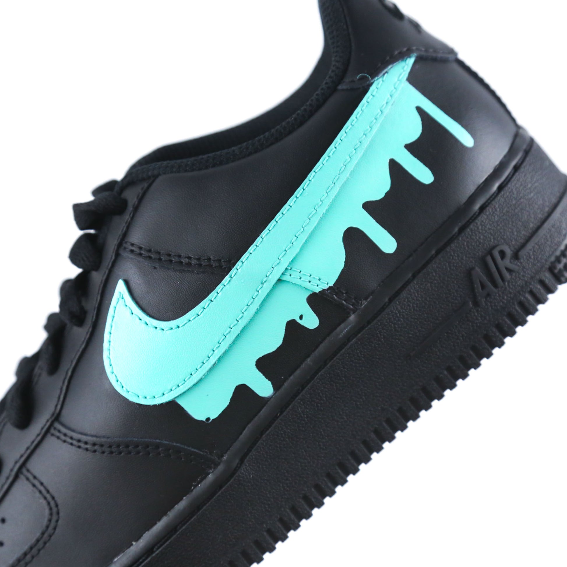 Nike Air Force 1 custom noire peinte à la main avec Swoosh turquoise effet drip dégoulinant, sneakers streetwear unisex en cuir premium, chaussures personnalisées au design exclusif et original pour style urbain tendance