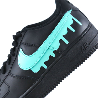 Nike Air Force 1 custom noire peinte à la main avec Swoosh turquoise effet drip dégoulinant, sneakers streetwear unisex en cuir premium, chaussures personnalisées au design exclusif et original pour style urbain tendance