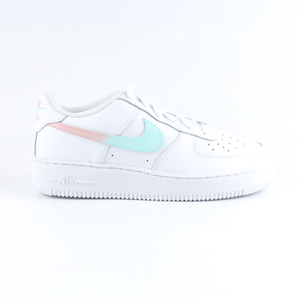 Nike Air Force 1 Custom blanche avec swoosh dégradé turquoise et rose pastel, design féminin et tendance. Sneakers personnalisées idéales pour femme, adolescente ou enfant, parfaites comme cadeau original et confortable pour toutes les occasions.