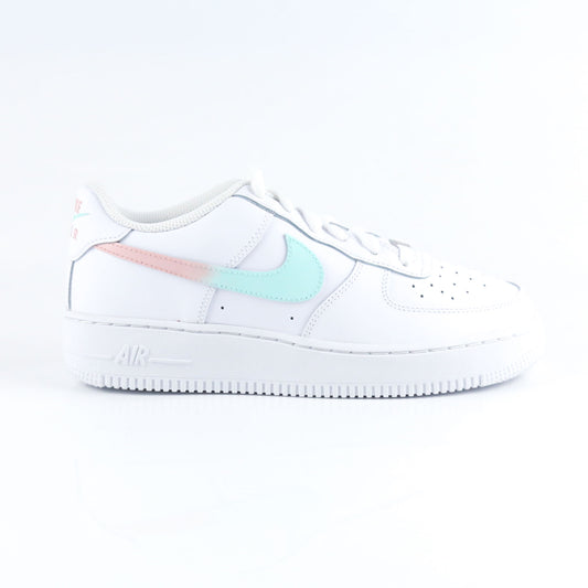 Nike Air Force 1 Custom blanche avec swoosh dégradé turquoise et rose pastel, design féminin et tendance. Sneakers personnalisées idéales pour femme, adolescente ou enfant, parfaites comme cadeau original et confortable pour toutes les occasions.