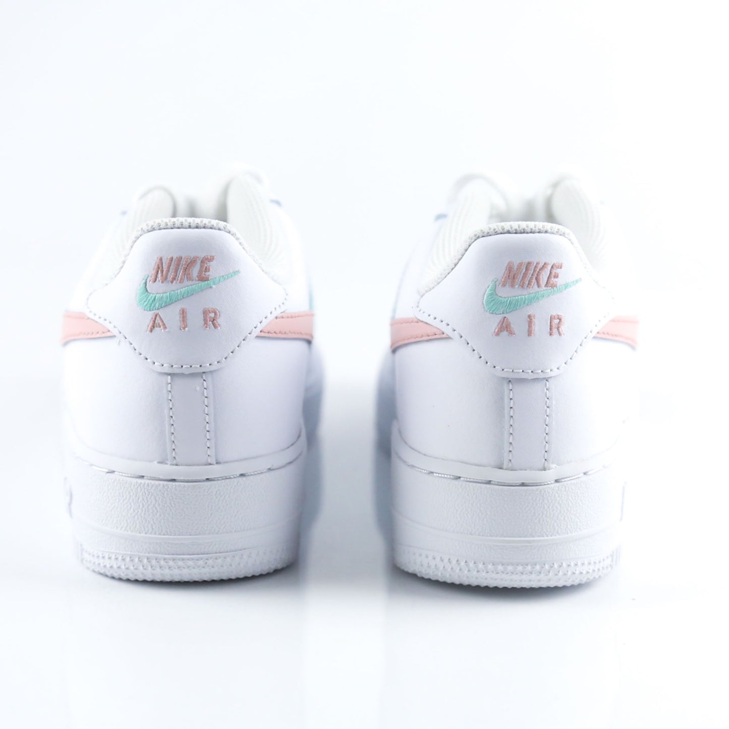 Nike Air Force 1 Custom blanche avec swoosh dégradé turquoise et rose pastel, design féminin et tendance. Sneakers personnalisées idéales pour femme, adolescente ou enfant, parfaites comme cadeau original et confortable pour toutes les occasions.