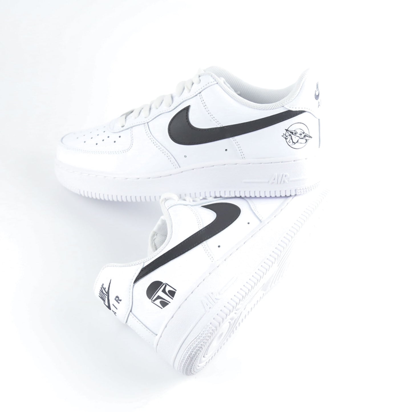 Nike Air Force 1 Custom blanche inspirée de Star Wars et de la série The Mandalorian, avec illustration Baby Yoda (Grogu) et détails rappelant l’armure du Mandalorien. Sneakers customisées streetwear geek pour fans de science-fiction et collectionneurs de l’univers Star Wars.