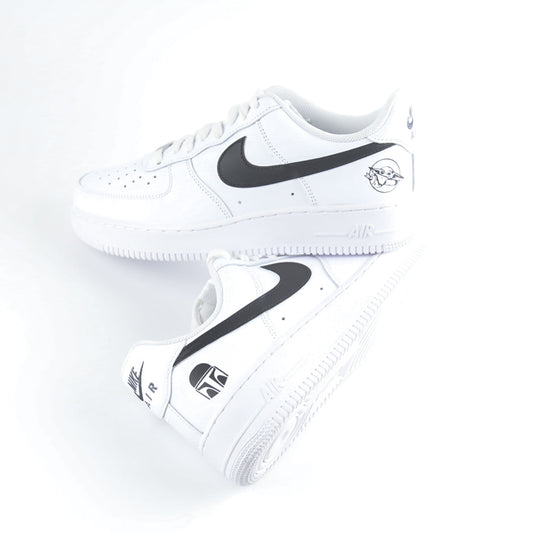  Nike Air Force 1 Custom blanche inspirée de Star Wars et de la série The Mandalorian, avec illustration Baby Yoda (Grogu) et détails rappelant l’armure du Mandalorien. Sneakers customisées streetwear geek pour fans de science-fiction et collectionneurs de l’univers Star Wars.