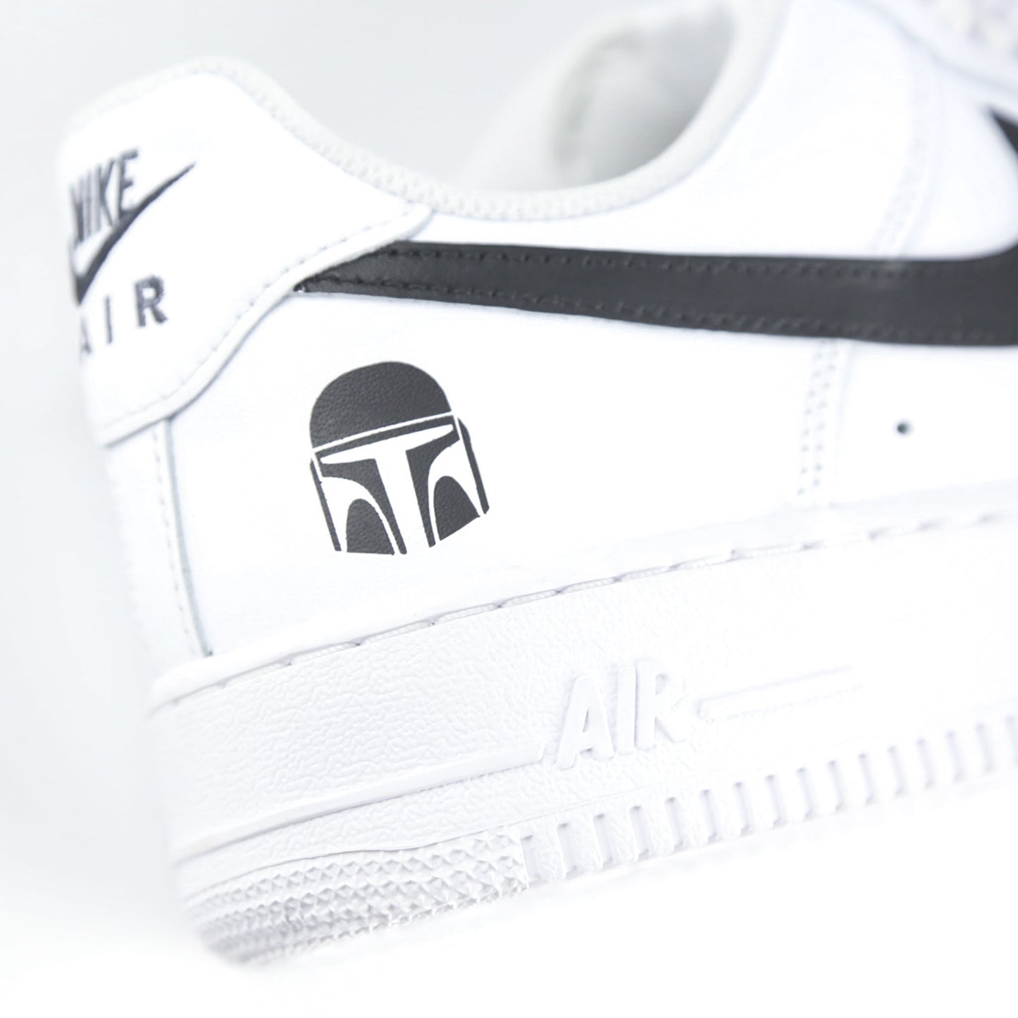  Nike Air Force 1 Custom blanche inspirée de Star Wars et de la série The Mandalorian, avec illustration Baby Yoda (Grogu) et détails rappelant l’armure du Mandalorien. Sneakers customisées streetwear geek pour fans de science-fiction et collectionneurs de l’univers Star Wars.