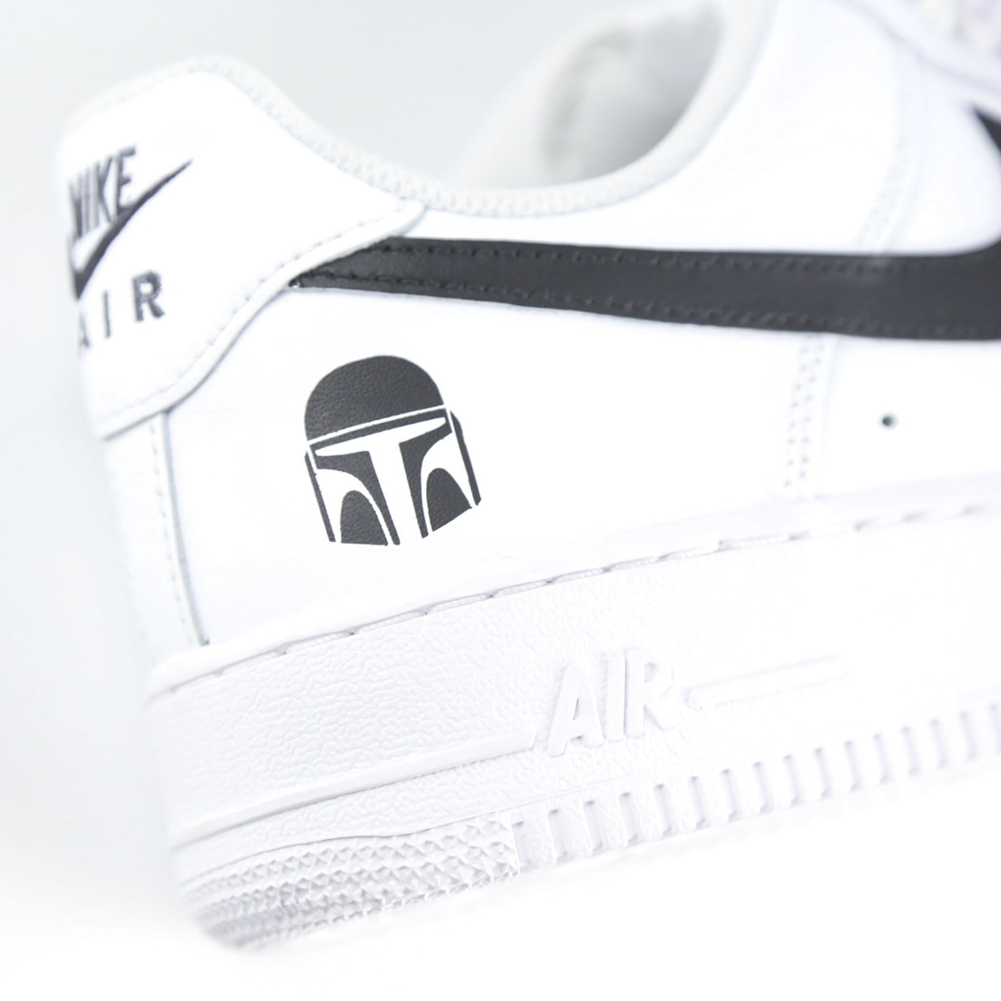  Nike Air Force 1 Custom blanche inspirée de Star Wars et de la série The Mandalorian, avec illustration Baby Yoda (Grogu) et détails rappelant l’armure du Mandalorien. Sneakers customisées streetwear geek pour fans de science-fiction et collectionneurs de l’univers Star Wars.