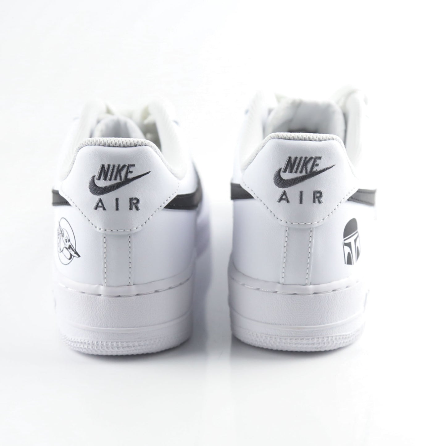  Nike Air Force 1 Custom blanche inspirée de Star Wars et de la série The Mandalorian, avec illustration Baby Yoda (Grogu) et détails rappelant l’armure du Mandalorien. Sneakers customisées streetwear geek pour fans de science-fiction et collectionneurs de l’univers Star Wars.