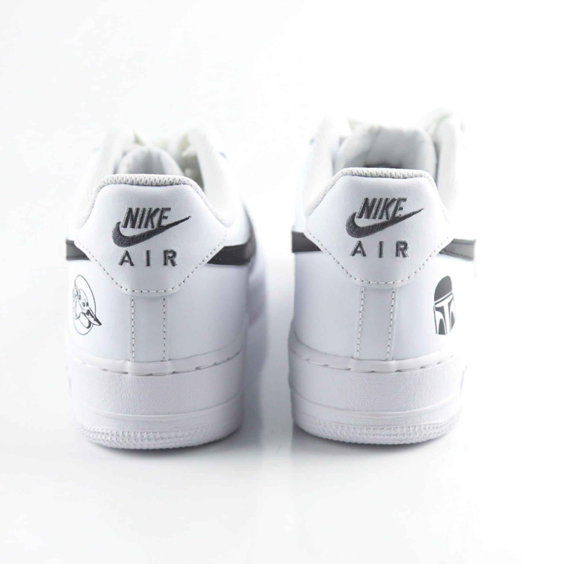  Nike Air Force 1 Custom blanche inspirée de Star Wars et de la série The Mandalorian, avec illustration Baby Yoda (Grogu) et détails rappelant l’armure du Mandalorien. Sneakers customisées streetwear geek pour fans de science-fiction et collectionneurs de l’univers Star Wars.