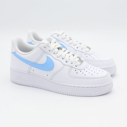 Nike Air Force 1 Custom blanche avec swoosh bleu ciel, design moderne et épuré pour un style unique. Sneakers customisées offrant confort, durabilité et polyvalence, idéales pour les tenues streetwear et casual.