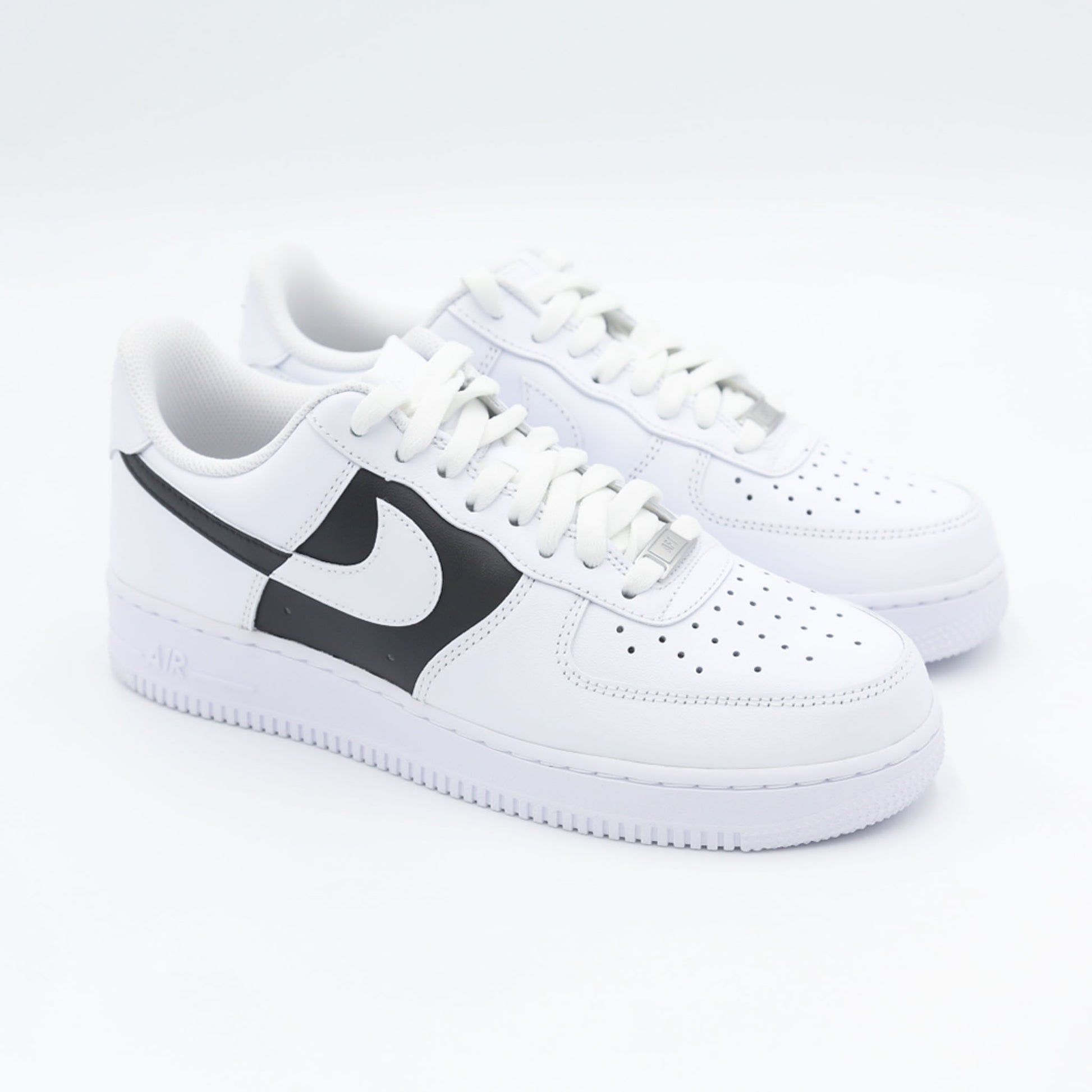 nike air force 1 custom noir et blanc bicolore sneakers streetwear minimaliste baskets personnalisées unisexe