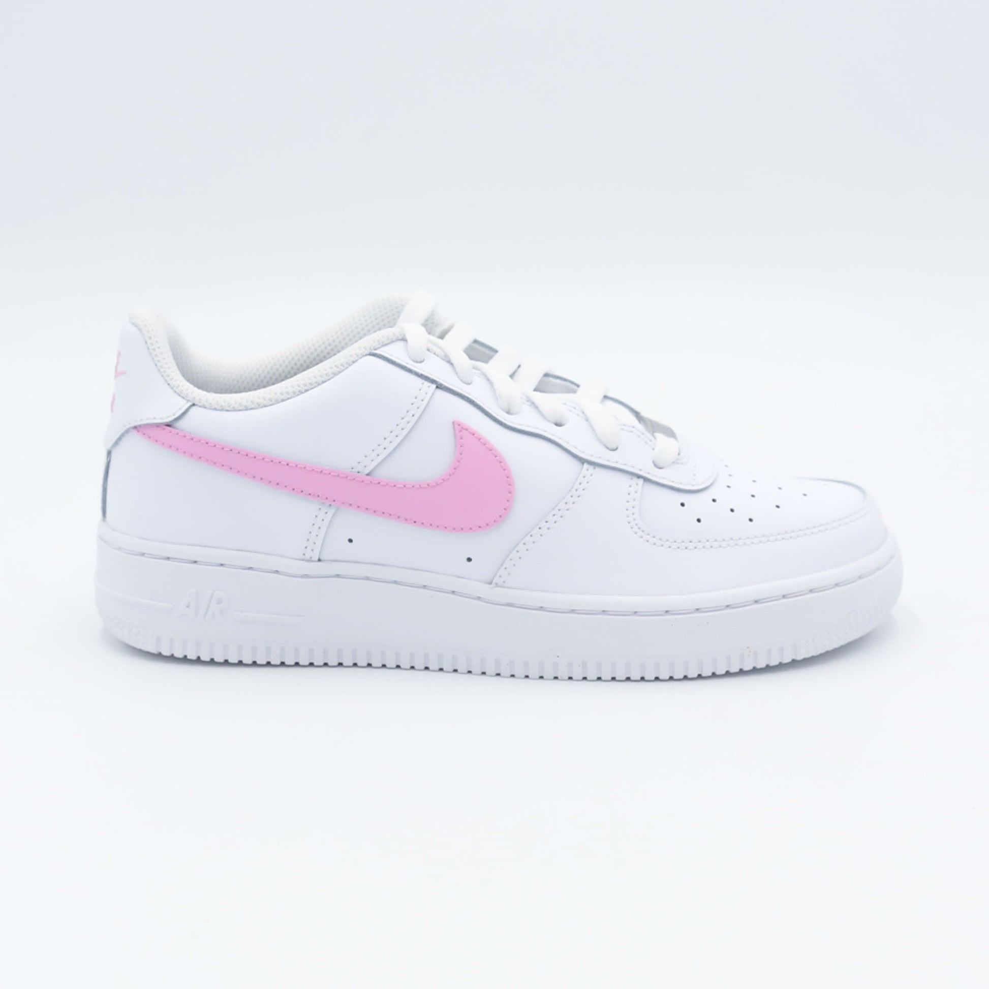 nike air force 1 custom femme swoosh rose bonbon cuir blanc baskets personnalisées girly streetwear coloré