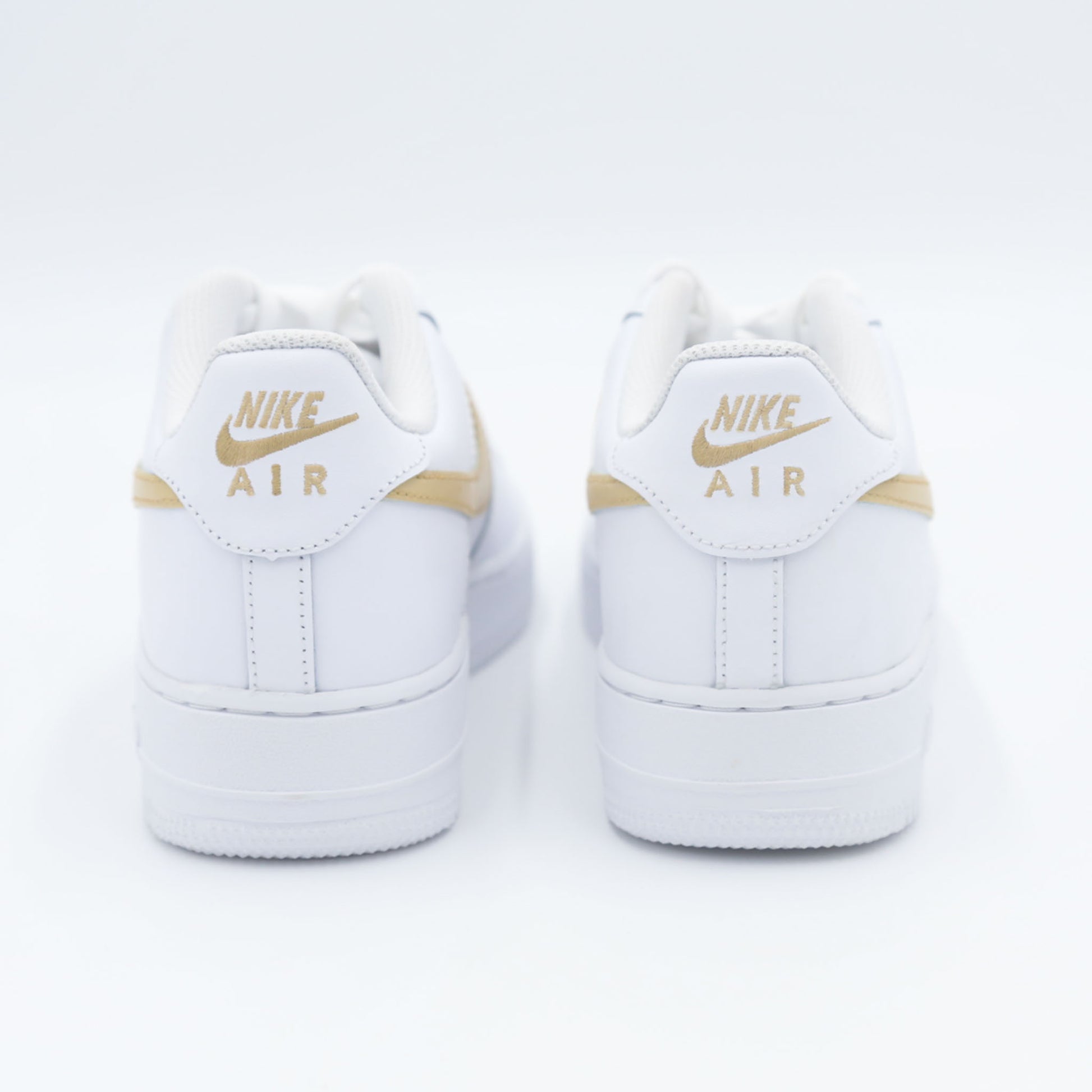 nike air force 1 custom femme swoosh beige sable cuir blanc baskets personnalisées ton naturel chic streetwear