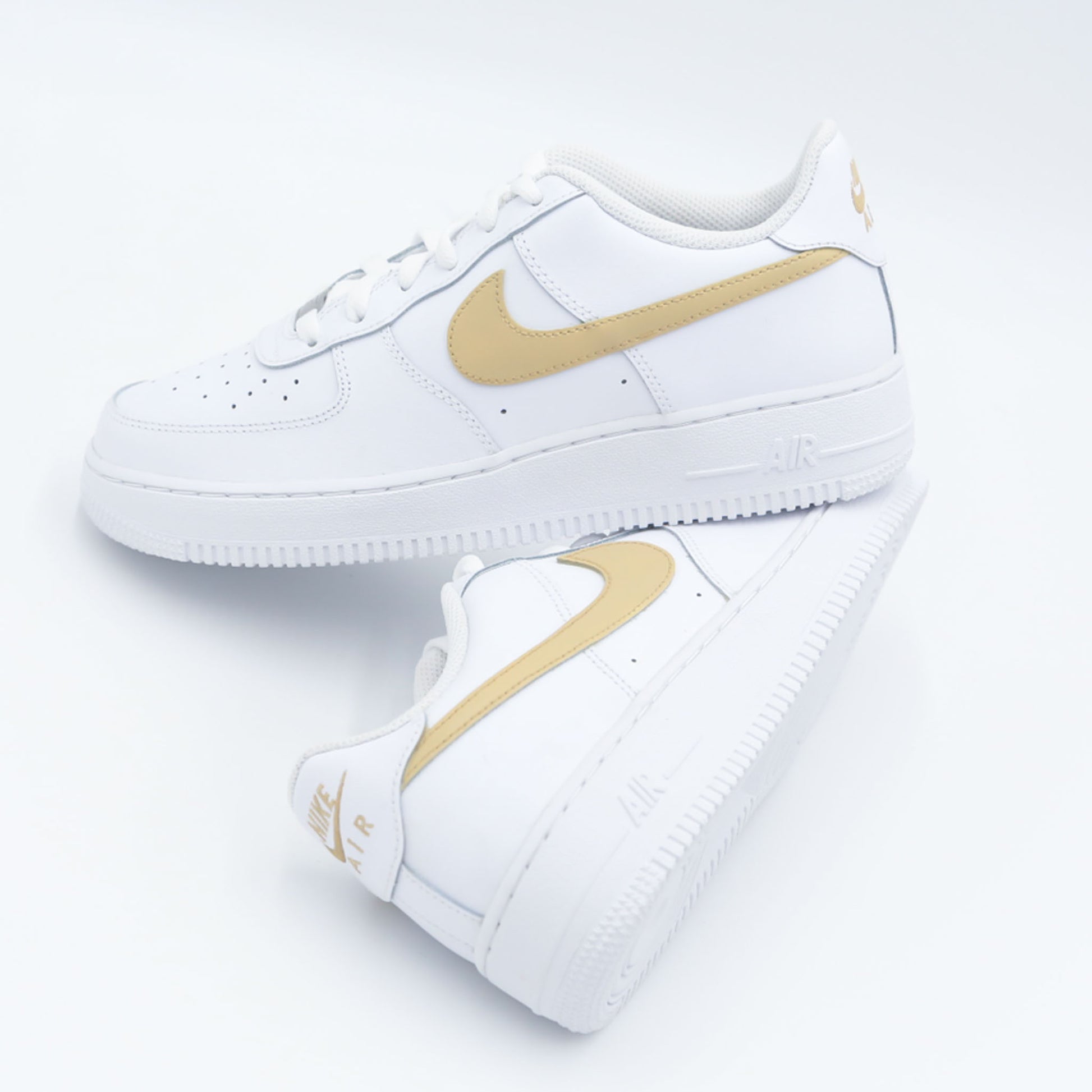 nike air force 1 custom femme swoosh beige sable cuir blanc baskets personnalisées ton naturel chic streetwear