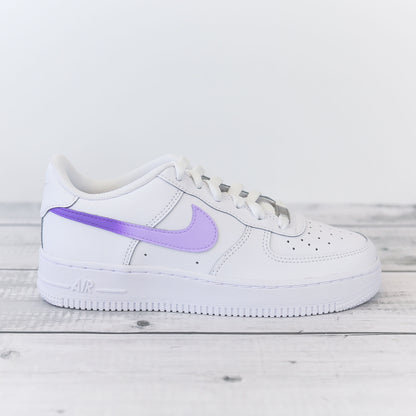 Nike Air Force 1 custom avec swoosh violet pastel sur fond bois clair