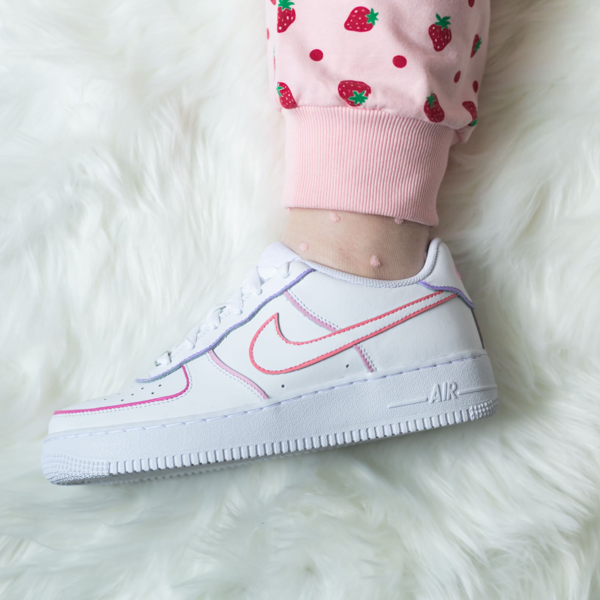 Nike Air Force 1 custom pastel, air force 1 double outline, swoosh rose et lila, baskets custom femme, nike peinte main pastel, af1 double contour rose violet, sneakers personnalisée fille, air force 1 ado originale, nike custom main, air force one pastel colorée, af1 artistique sur mesure.