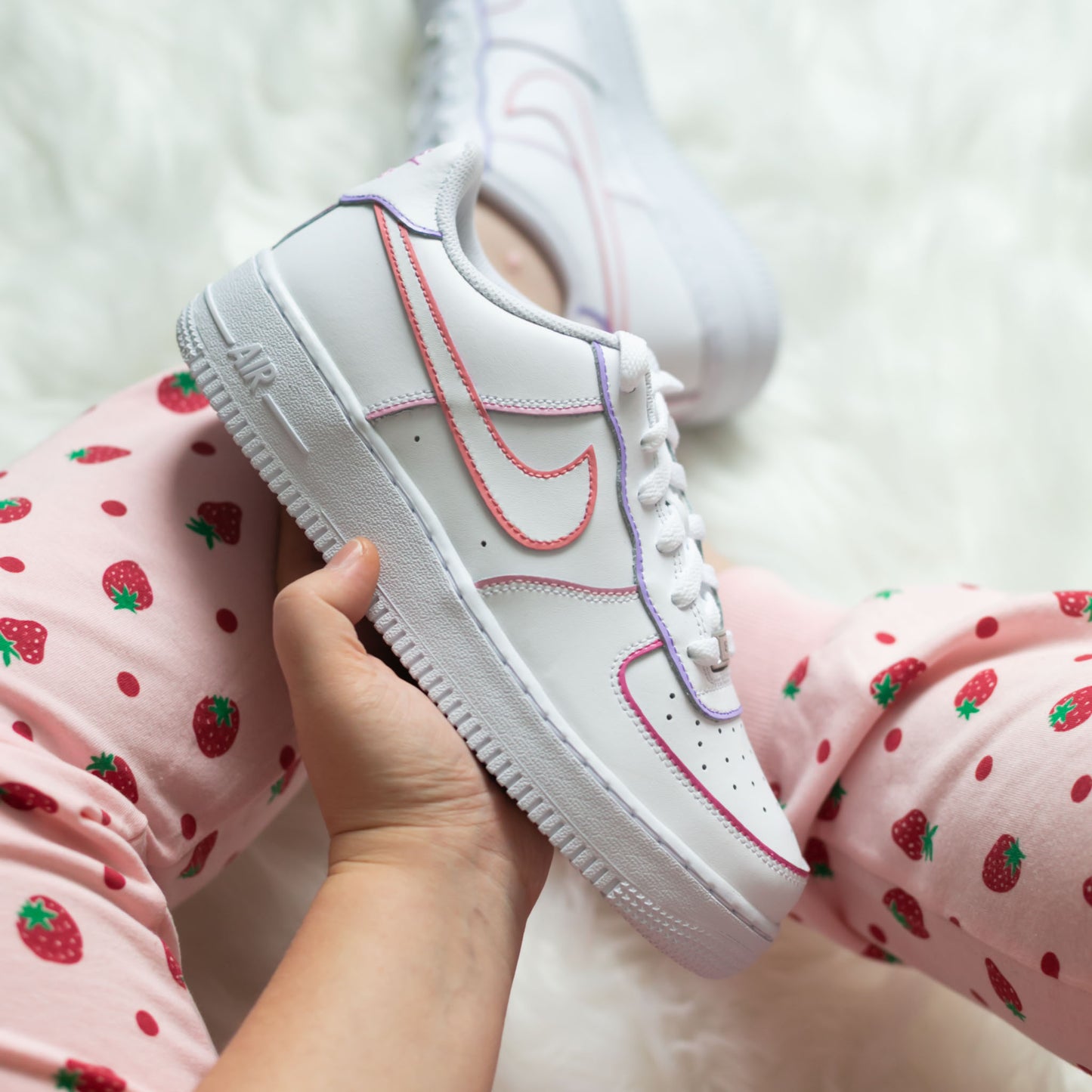 Nike Air Force 1 custom pastel, air force 1 double outline, swoosh rose et lila, baskets custom femme, nike peinte main pastel, af1 double contour rose violet, sneakers personnalisée fille, air force 1 ado originale, nike custom main, air force one pastel colorée, af1 artistique sur mesure.